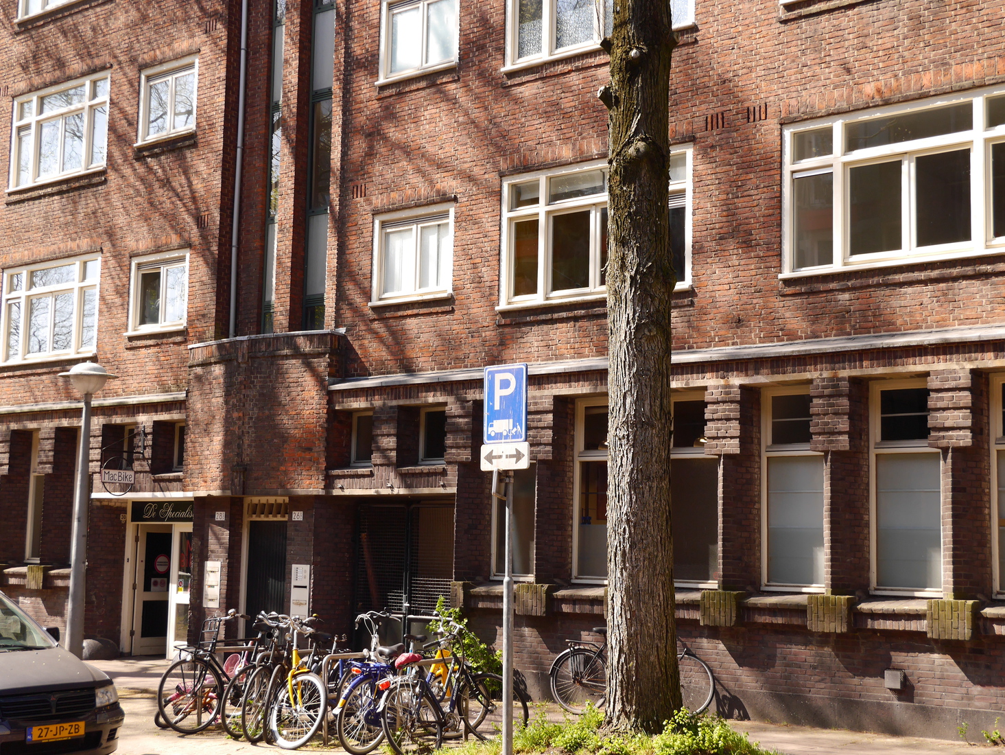Bakstenen huizengevels met zonlicht in de Nieuwe Uilenburgerstraat; foto van  Amsterdam 