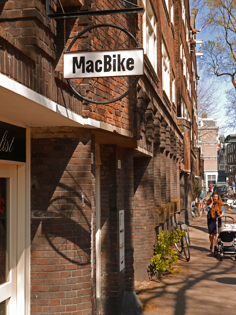 Doorkijk met bakstenen gevels in de Nieuwe Uilenburgerstraat; foto Amsterdam, centrum