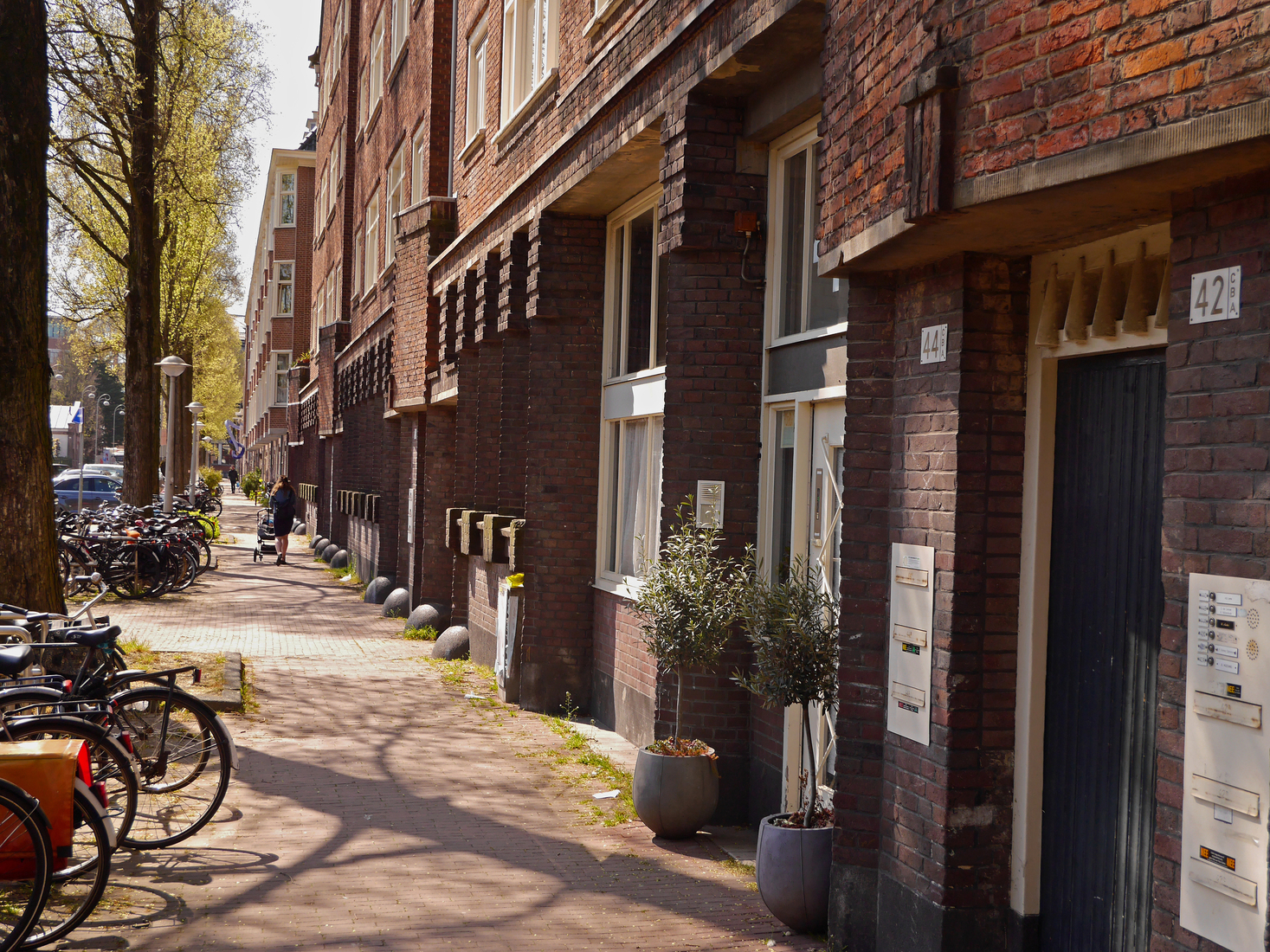 Doorkijk met lente-zon door de Nieuwe Uilenburgerstraat; foto Amsterdam