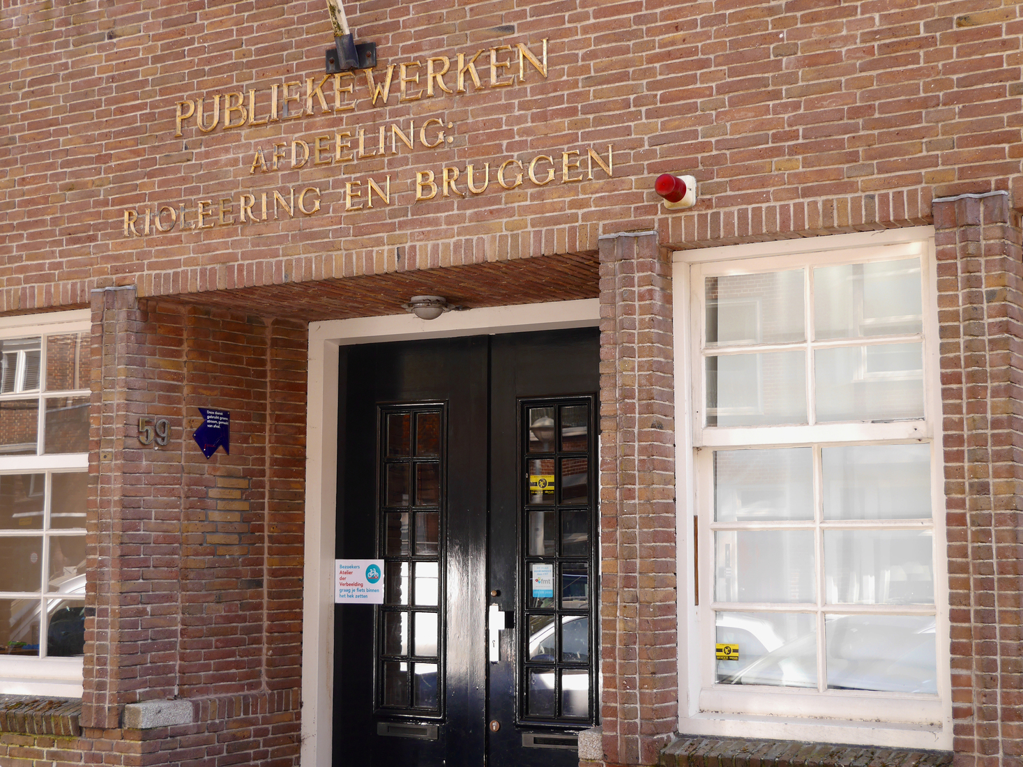 Bakstenen gevel van afdeling Publieke Werken van de gemeente Amsterdam; foto Mokum