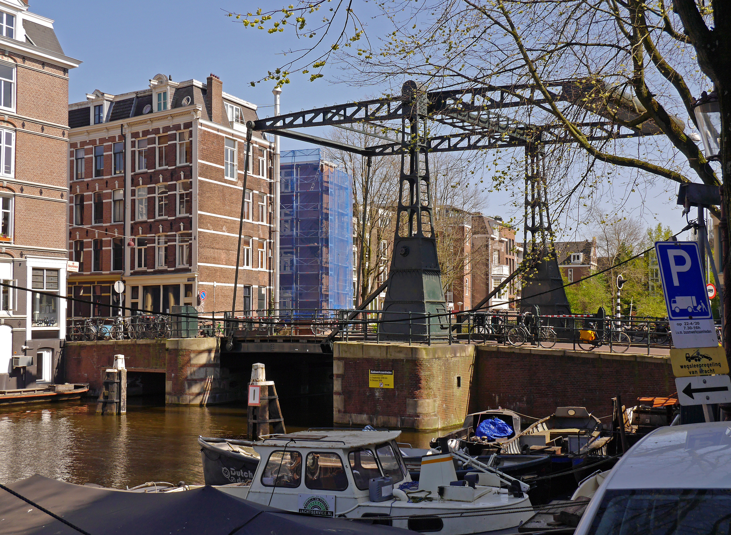 Foto van de metalen Peperbrug over het water van de Rapenburgwal, foto van oud-Amsterdam / Mokum 