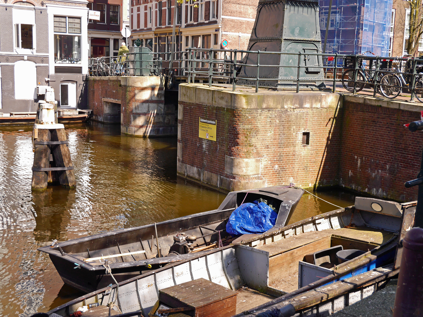 De bakstenen kades bij de Peperbrug, over het water van de Rapenburgwal; foto oud-Amsterdam / Mokum