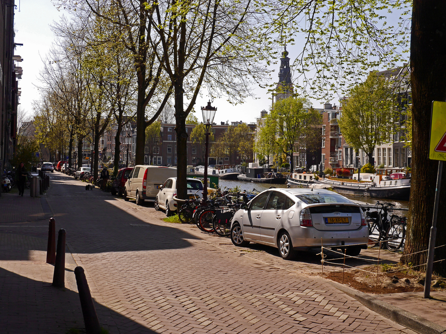 Uitzicht over het water van de Oudeschans met zijn vele woonboten; foto Amsterdam / Mokum voor een print