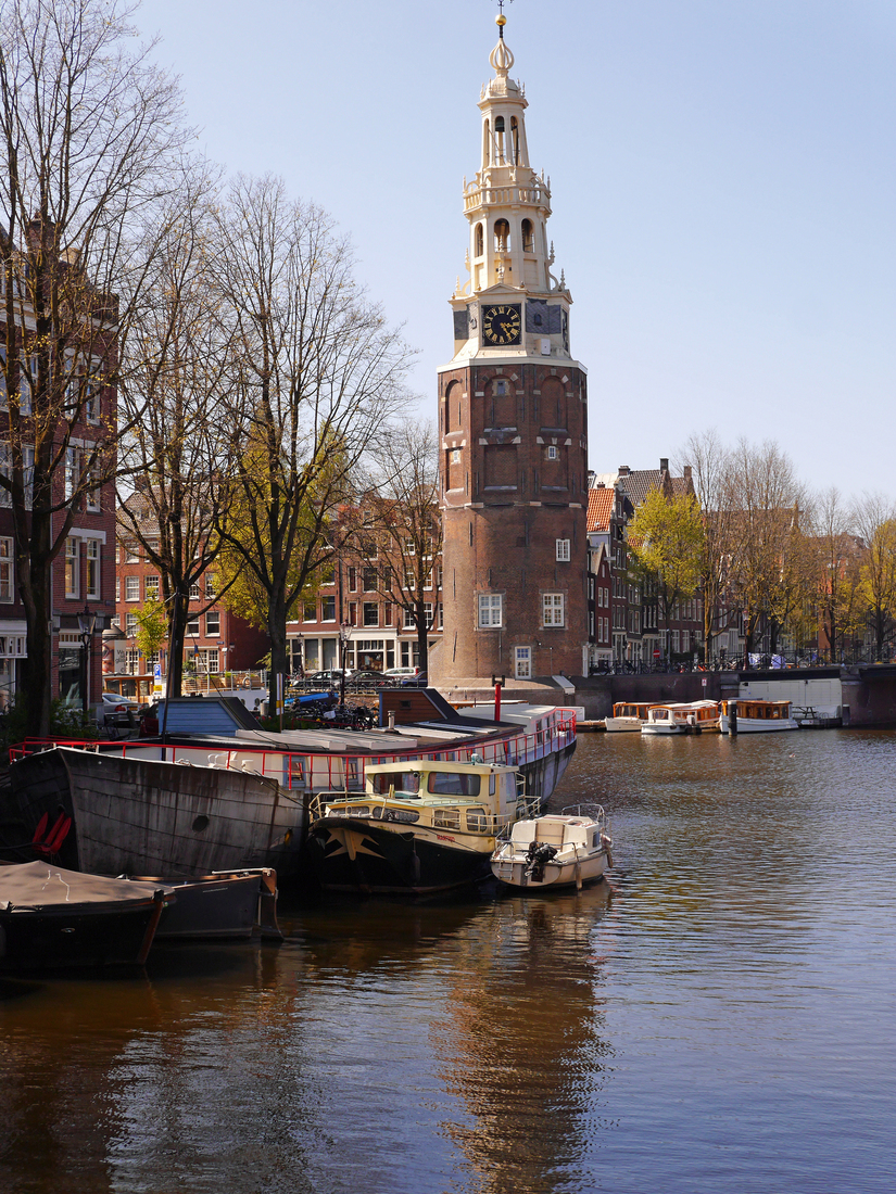 Uitzicht over het water van de Oudeschans op het historische monument, de Montelbaantoren; foto Amsterdam voor digitale print