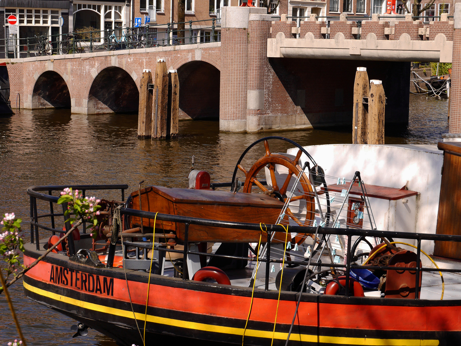 De bakstenen Keizersbrug in het water van de Oudeschans; foto oud-Amsterdam / Mokum voor een print.