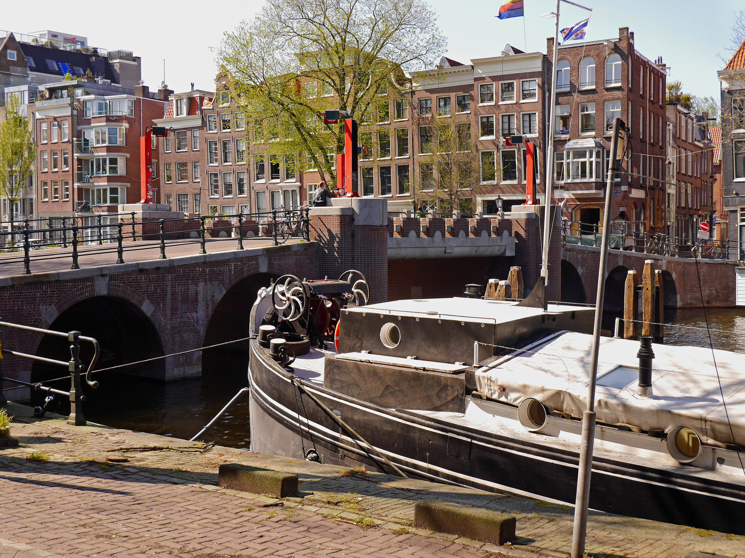 De bakstenen Keizersbrug in het water van de Oudeschans; foto oud-Amsterdam / Mokum voor een print.