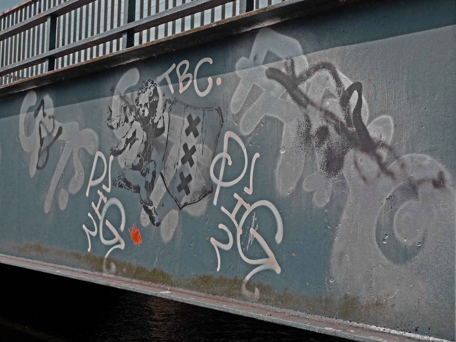 Graffiti op spoorbrug over de Nieuwe Vaart bij de Cruquiuskade; foto Amsterdam / Mokum.