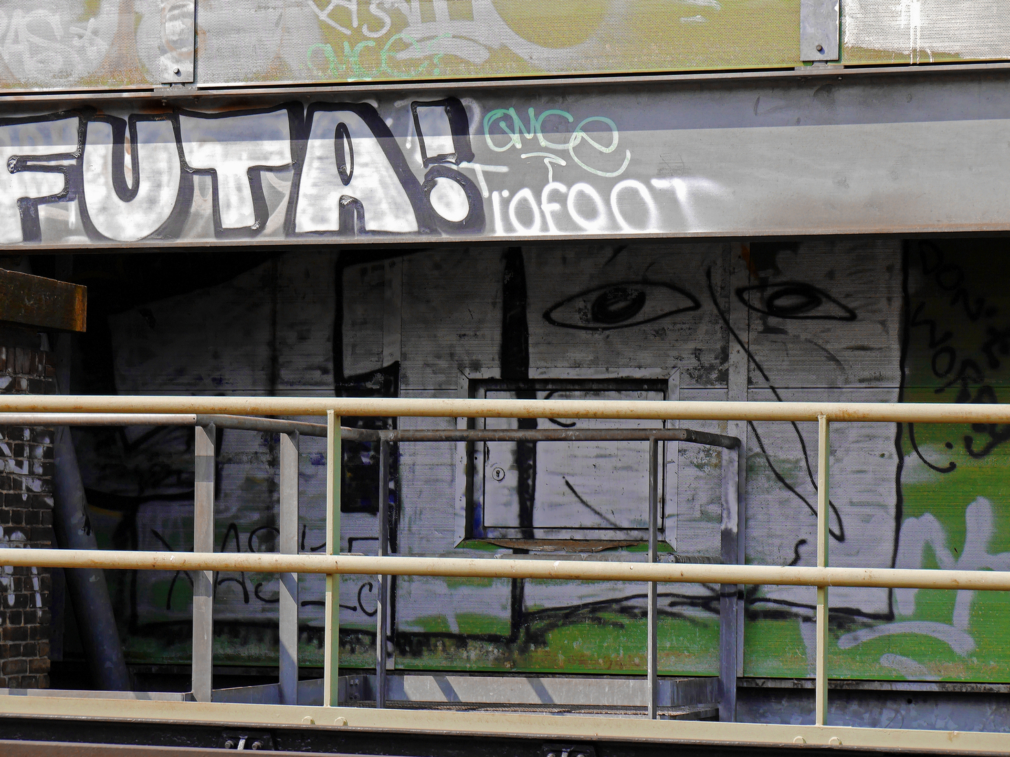 Graffiti-collage op de metalen spoorbrug over de Nieuwe vaart; foto Amsterdam / Mokum.