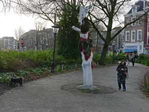 Hier ziet u een selectie van mijn foto's op en rondom het Frederiksplein in Amsterdam stad / Mokum; een vreemd stads-park omdat het opgesplitst is door de straten en wegen die het doorsnijden. Maar ook veel bijzondere dingen zijn er te zien.