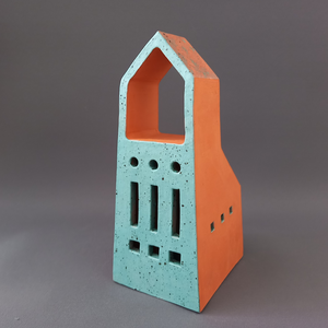 Zelf verzonnen gebouwtjes. En karakteristieke bestaande gebouwen die inspirerend werken voor een keramische uitwerking.