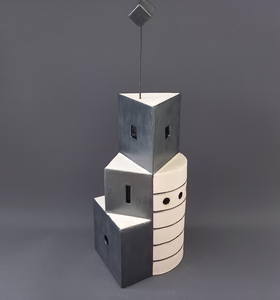 Ik maak regelmatig, kleine, geometrische objecten.
Als vormstudie en als uitprobeersel voor glazuren.