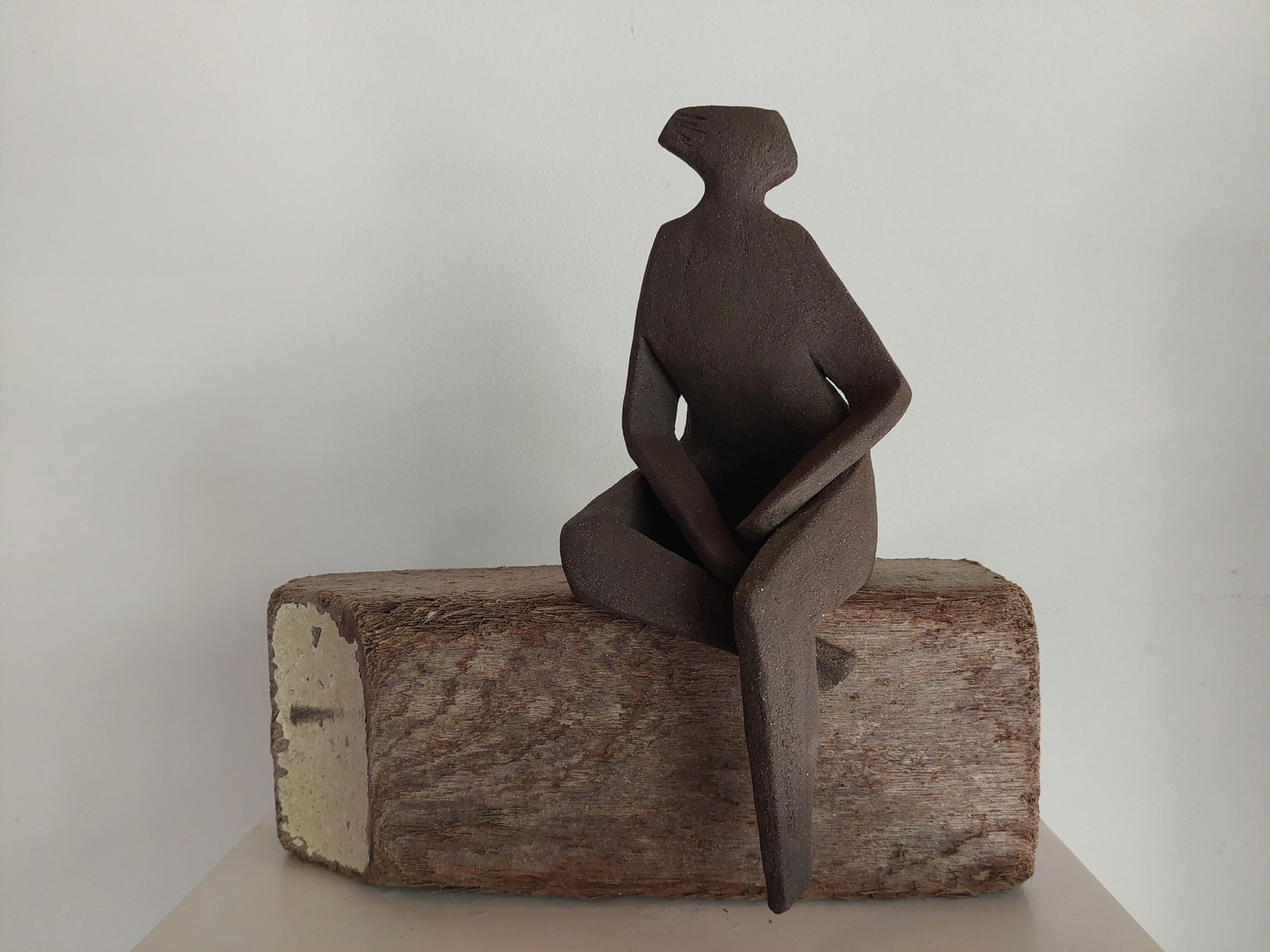zittend figuur 05 op strandhout
