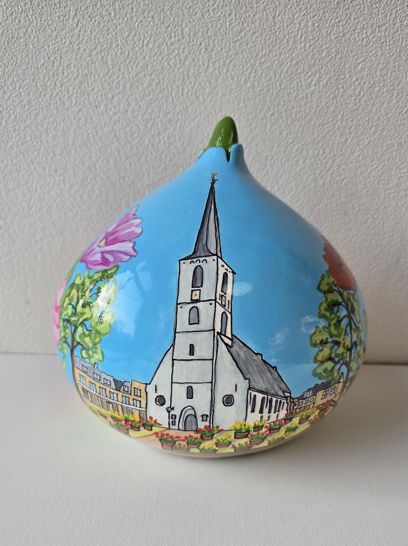 Witte kerk Noordwijk met Dahlia en tulpen