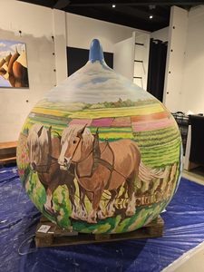 De Stichting Gildemeesters Bollenstreek is in 2018 gestart met het kunstproject ‘GIANT TULIP BULBS‘  De manshoge kunstwerken in de vorm van een tulpenbol worden door verschillende kunstenaars uit de Bollenstreek beschilderd. Van Leiden tot aan Haarlem plaatsen we 80 Reuzenbollen, die allemaal een eigen verhaal vertellen. Op deze manier krijgen we een mooie toeristische fietsroute die langs de Reuzenbollen voert.