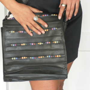 Schoudertassen van hergebruikt fietsbinnenbanden in combinatie met andere materialen