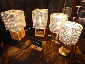 Lipjes van blikjes is vaak zwerfafval. Het deksel (aluminium) vergaat nooit, de rest van het blikje (staal) pas na 50 jaar! Daarom geef ik het een tweede leven. De gaatjes zorgen voor een mooi lichtspel op je muur. Mijn motto: Treasure your Trash!