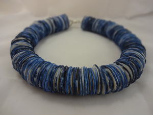 Mijn sieraden gemaakt van porselein of keramiek zijn uniek en worden maar 1 keer gemaakt. Het porselein combineer ik met zilver en is daardoor gewoon te dragen.