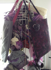 Tassen van wolvilt, soms met de hand gevilt soms van industriëel vilt.