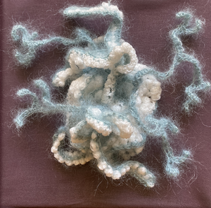 Objecten zonder vooraf beschreven beeld of werkwijze, dmv haken ontstaan. Soms uitgebreid met weven, knopen, vlechten, wikkelen en winden.