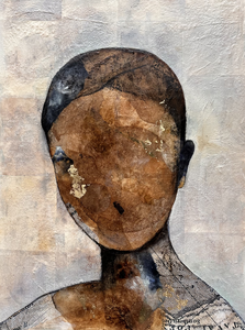 Filtered Faces is een serie portretten waarin het gezicht langzaam oplost. Ik werk met koffiefilters, koffie, acrylverf, inkt, houtskool, papier en bladgoud.
Materialen die absorberen, vervagen, breken en soms onverwacht blijven schitteren.
Door het gebruik van deze fragiele en gelaagde dragers verliest het gezicht zijn vaste herkenbare vorm. In deze serie zoek ik naar wat zichtbaar blijft wanneer herkenning verdwijnt.