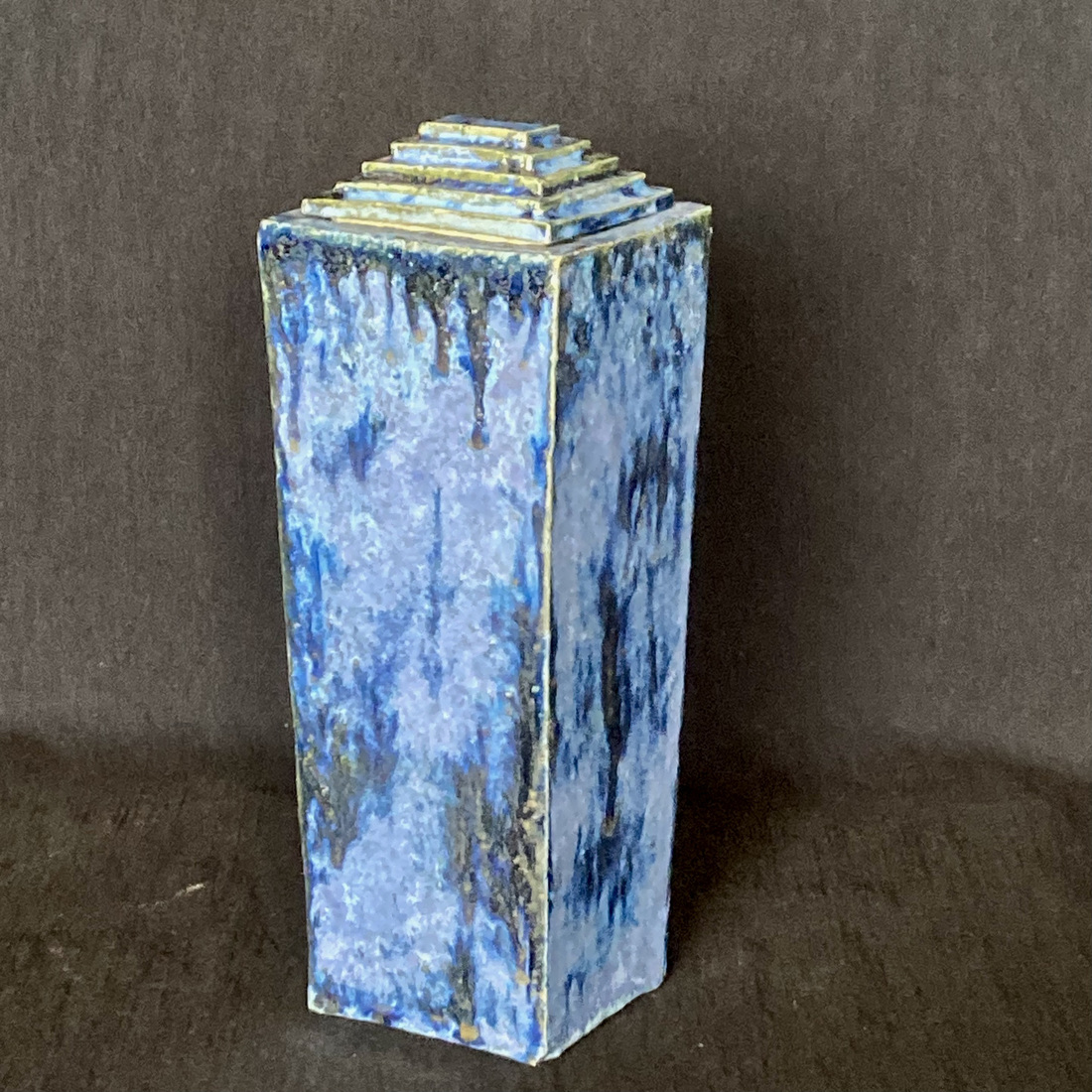 Vaas met gestapelde deksel