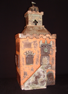 Uit plakken klei bewerkt met textuur, oxides, (sinter) engobes en meestal weinig glazuur ontstaan samengestelde bouwwerken