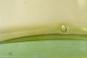 Ik leg hele kleine stukjes uit de wereld om me heen vast op een manier waardoor het beeld op zichzelf komt te staan. Het onderwerp is niet meer van belang. Het gaat om sfeer, om gevoel, om associaties, om fantasie en beleving.

De beelden zijn niet samengesteld of digitaal gemanipuleerd. Het zijn stuk voor stuk foto's van de waargenomen werkelijkheid, waarbij enkel kleur en contrast in nabewerking zijn aangepast.

Als print te bestellen in diverse afmetingen/materialen. Zie www.qeimoy.com.