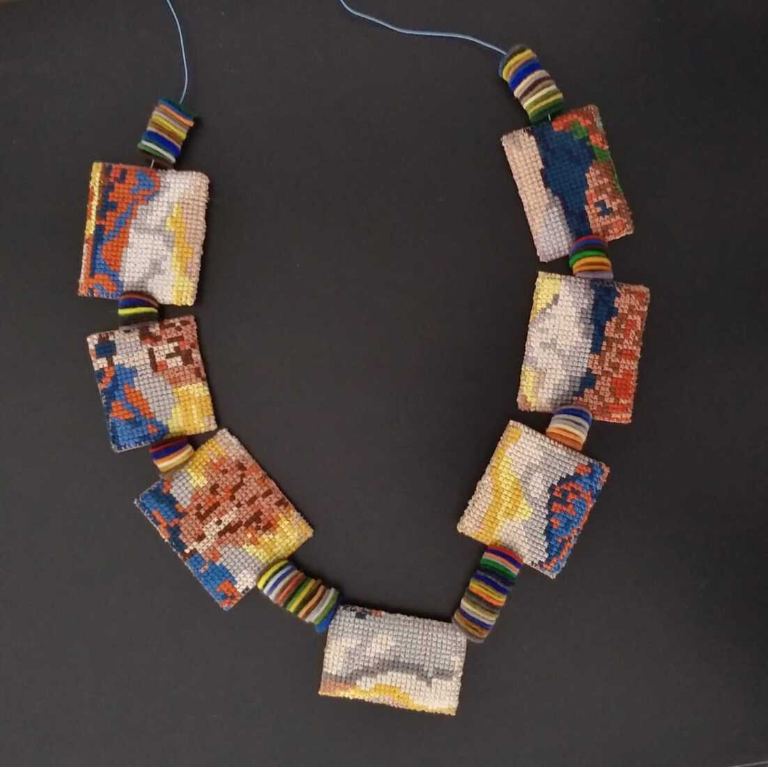 uit de serie Borduurwerk ketting