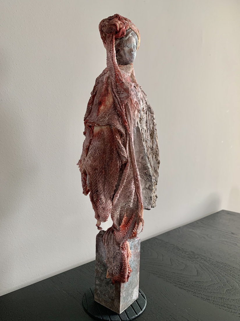 Dame op sokkel [nr. 1]