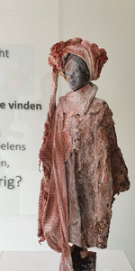 Beelden gemaakt van powertex klei en overige materialen