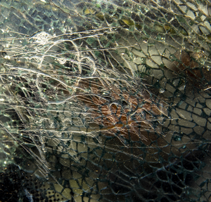 Detailfoto's van gebroken glas. Vaak double exposure beelden.