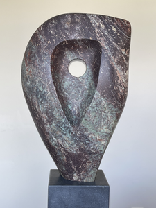 Abstracte beelden in diverse steensoorten.
Bij het maken van deze beelden ben ik voornamelijk uitgegaan  van de vorm van de steen.
De beelden zijn al werkend,  intuïtief, ontstaan.