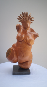 Het werk van Angel de la Rosa kenmerkt zich vooral door zijn fascinatie met het vrouwelijke figuur. Hij is de uitdaging aangegaan om de hedendaagse vrouw uit te beelden in al haar kracht en facetten; de moeder, de jonge vrouw in de bloei van haar leven, de vrouw die fier overeind staat, ondanks alles wat ze doormaakt.

