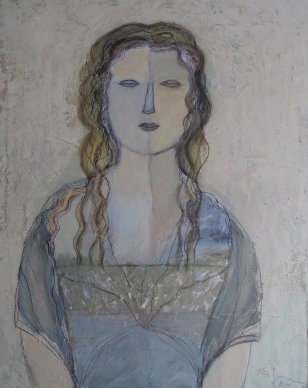 Vrouw in grijze jurk