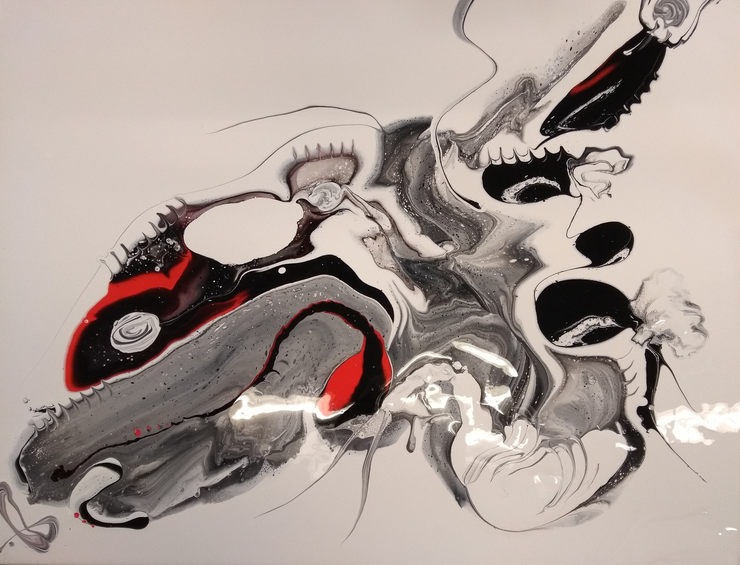 Zwart door wit getrokken met rood accent.