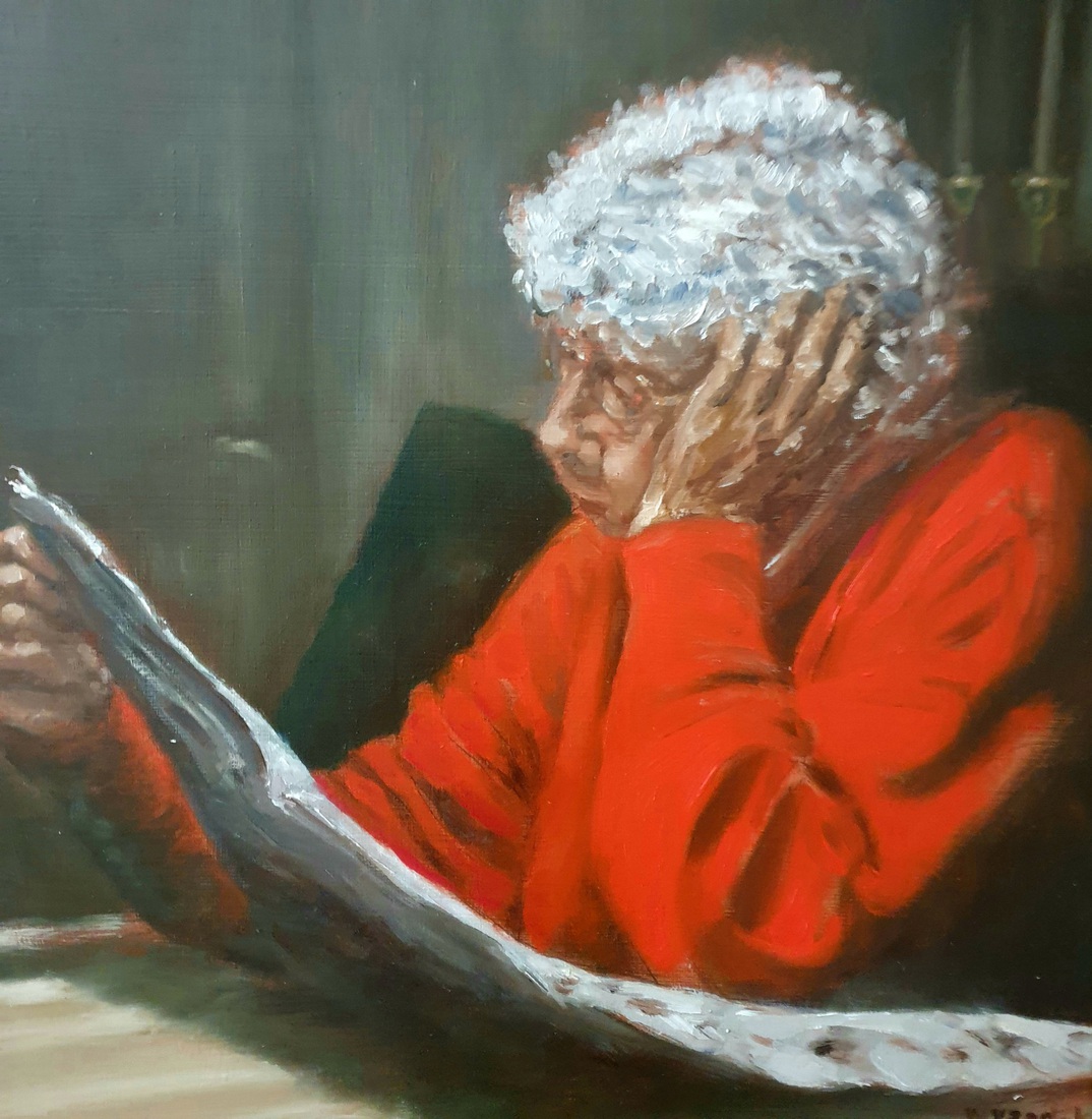 Oude vrouw leest krant