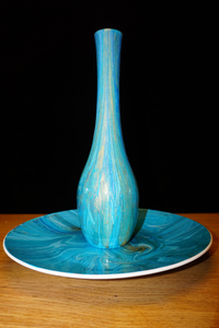 Bewerkte vazen op een ondergrond van canvas of aardewerk