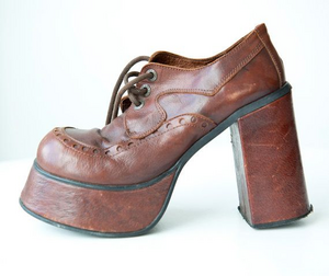 voor velen herkenbaar , de schoenen uit de jaren 70