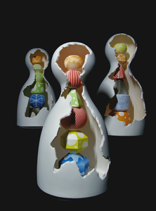 Afgelopen 2 jaar ben ik met name bezig geweest met gipsdraaien, mallen maken en het gieten van klei en porselein. Ik heb geëxperimenteerd met verschillende materialen, vormen, kleuren en decoratietechnieken

