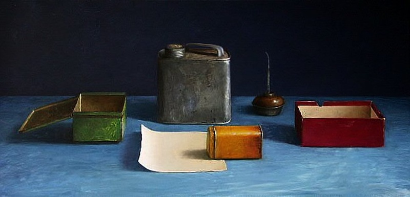 Blauw stilleven met gekruld papiertje