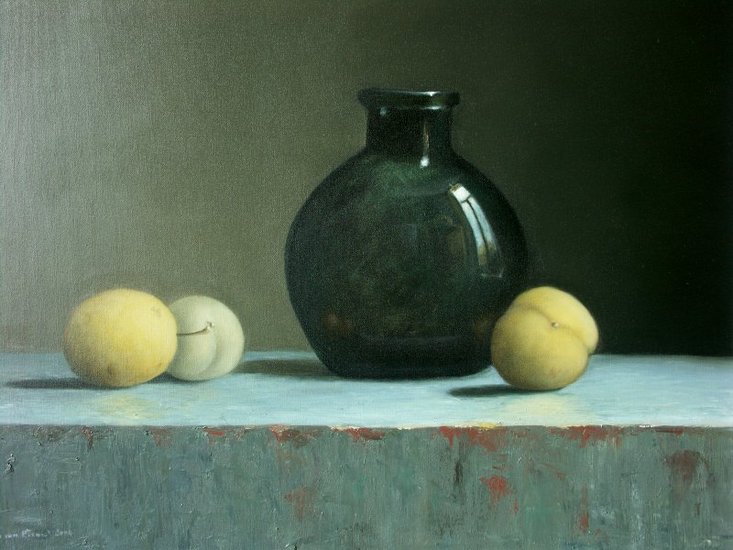 Stilleven met fles en pruimen