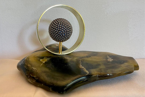 Abstracte sculpturen met openingen en vloeiende lijnen gecombineerd met 
metalen zoals onder andere messing, koper en deze specialisatie maakt haar werk 
zo uniek.