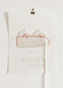 Videoproject
Al enkele maanden stuur ik post naar mijn ouderlijke huis: ‘Hoi huis! Hoe gaat het met je? Met mij gaat alles goed.’ Het huis staat leeg en dat vind ik een verdrietig idee. Het is altijd vol leven en gezelligheid geweest.
Alles wat ik doe voor dit project: het maken van de post, naar de brievenbus brengen, leg ik vast op film. Inclusief de 'Post retour' in onze brievenbus, wat soms gebeurd … 