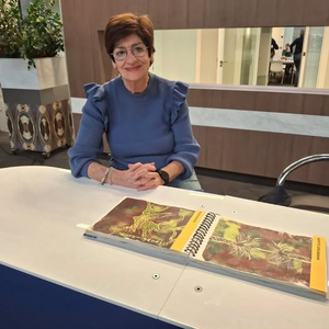 Sinds 1995 heb ik de diagnose MS. Ontdekt door een Neuritis Optica (oogzenuwontsteking) maar wat vielen er veel eerdere klachten op zijn plaats. Hierna waren de 1ste 3 jaren vrij rustig. Daarna begon het gedonder! Schub (nieuwe ontstekingen) na schub en steeds ziekenhuisopnames met stootkuren Prednisolon in het infuus. 