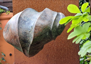 De hier getoonde beelden hebben veelal een organische vorm. Soms heeft een beeld een scherpe lijn om dan weer vloeiend over te gaan in zachte rondingen. Meestal ontstaat dit vanzelf bij het houwen, soms zoek ik het bewust op. 

Voor elk budget is er in deze galerij wel iets te vinden.