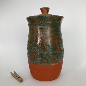 Gebruiksgoed gemaakt op de draaischijf. De rode aarde- klei gronden van Sri Lanka tot Kenia inspireerden me. De groene woudreuzen dansten met hun bladerdak boven de rode aarde. Met al hun grillige vormen.
Alle vier de dekselpotten zijn aan de binnenkant voorzien van glazuur en gestookt op 1150 graden zodat de dekselpotten zonder deksel ook prima als vaas zijn te gebruiken. 