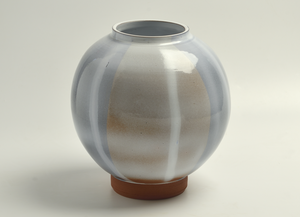 Koreaanse moonjars zijn traditioneel in witte klei met witte glazuren om de tekeningen op de maan in de vaas te zien. De vorm op zich beeldt de maan uit. Meestal hebben ze een klein opstand randje en lijken ze optisch iets boven de aarde te zweven. Mijn werken spelen met Aziatische 
kleurstellingen zwart-wit-rood en geven speelse effecten.