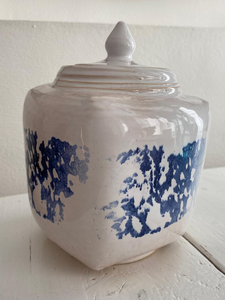 Op Aziatische stijlen geïnspireerde dekselpotten, karafjes en kommen. Kringels en bouwsels die inspireren.