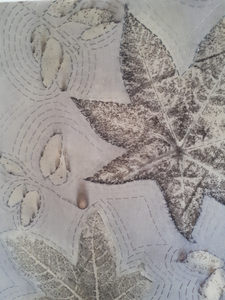 Een wand decoratie van ecoprint met handborduurwerk op katoen en linnen