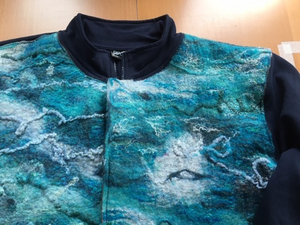 Kleding, kragen, sjaals en halswarmers in uniek design. Elk artikel is handgemaakt, duurzaam en enig in zijn soort.